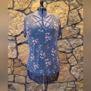 Gray short-sleeved top, pink floral decorative bodice